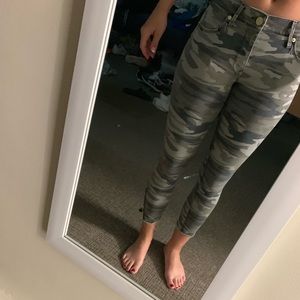 EXPRESS CAMO JEANS W ZIPPER DETAIL